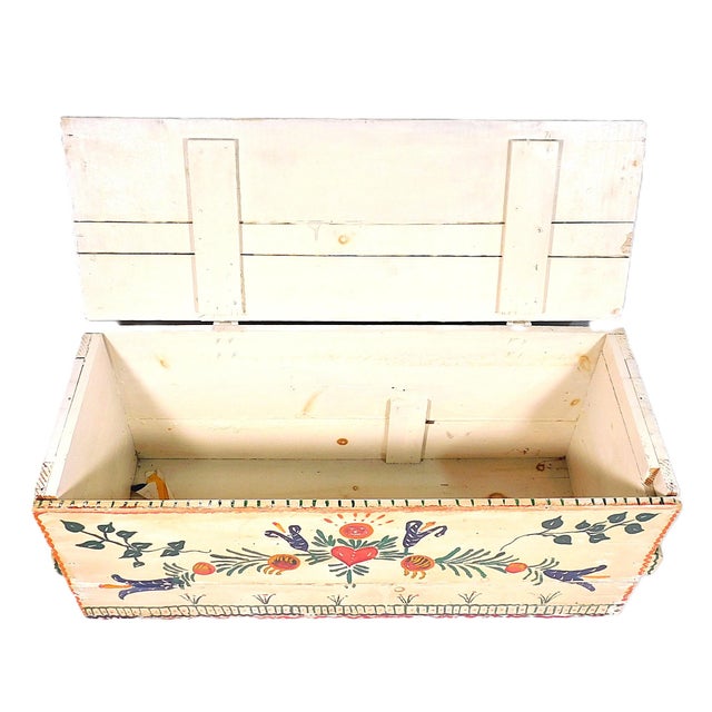 American Mid 20th Century Peter Hunt Style Folk Art Hand-Painted Wooden Chest For Sale - Image 3 of 4