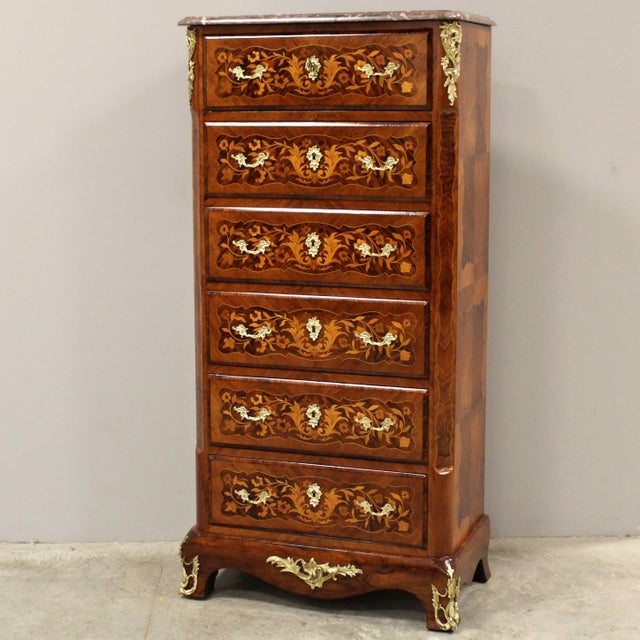 Napoleon III marquetry chest of drawers, with a marble top and splendid original gilded bronzes. Late 19th century -...
