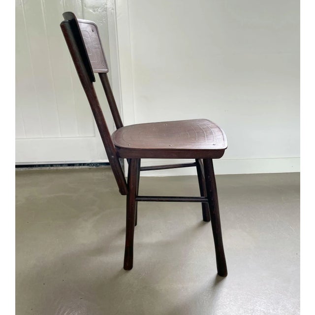 Beautiful chair with a striking design & details. Especially the decoration on its seat and backrest with a dotted pattern...