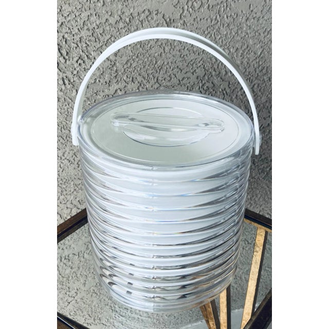 1970s Circa 1970 Sleek Ribbed “Atomic” Acrylic Ice Bucket With Inset Lid and Removable Insert For Sale - Image 5 of 12