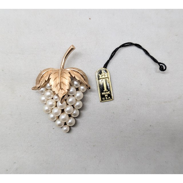 Vintage 1960s Signed Crown Trifari Goldtone Faux-Pearl Grape Cluster Brooch For Sale In Philadelphia - Image 6 of 9