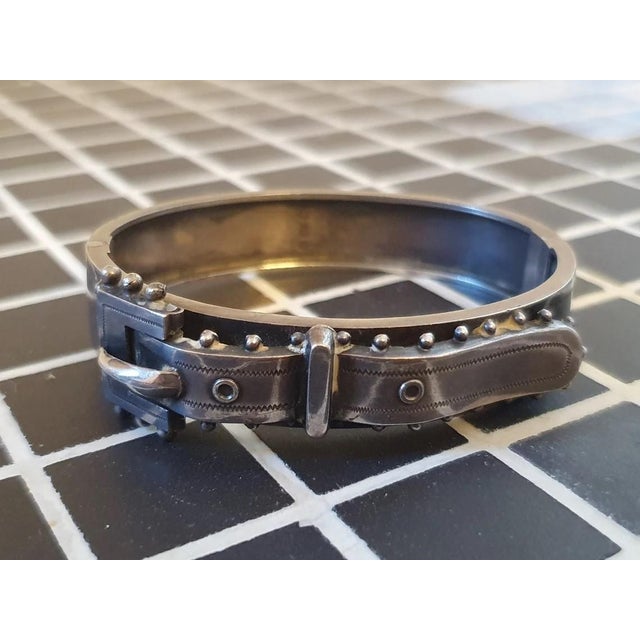 A beautiful art deco belt-style bracelet dating from 1929. It bears multiple hallmarks (lion, anchor, e, r & d). Based on...