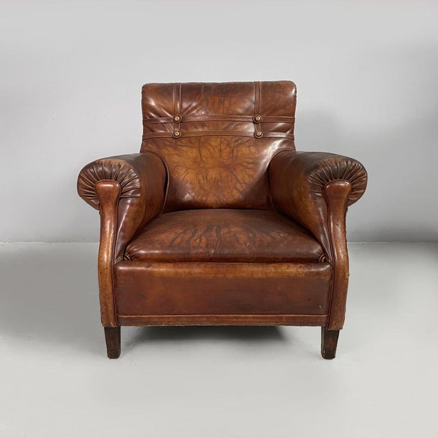 England Ant Nouveau armchairs with armrest in brown leather, 1920s Pair of brown leather armchairs. The squared backrest...