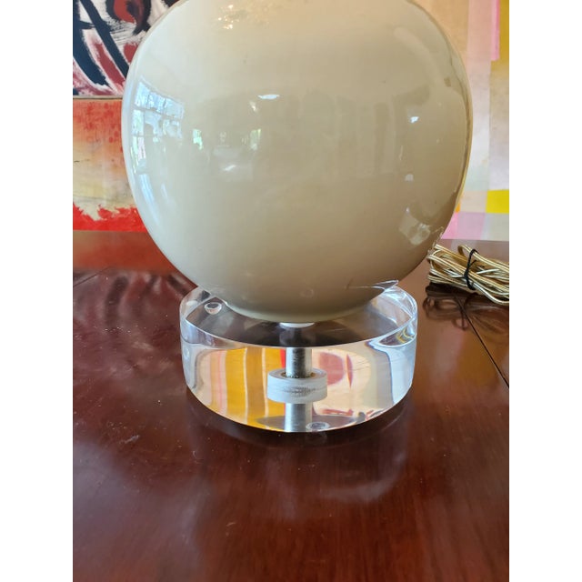 1960s Mid-Century Modern Italian Lucite / Porcelain Cream Lamps - a Pair For Sale - Image 5 of 7
