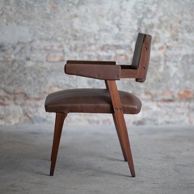 A pair of teak chairs from the 1950s. Made in Italy. In good overall condition. Normal signs of use and patina.