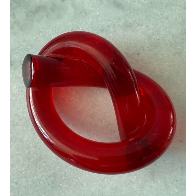 Dorothy Thorpe Mid 20th Century Set of 4 Red Lucite Acrylic Knot Napkin Rings Attributed to Dorothy Thorpe For Sale - Image 4 of 7