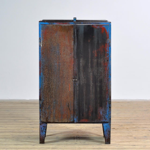 Industrial cabinet from the 1970s, made of iron. This robust eye-catcher has a practical top flap and offers a surprising...