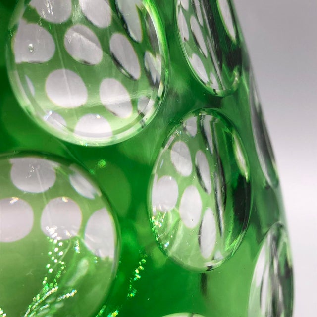 Mid-Century Modern Faceted Vase in Emerald Green attributed to a design by Karel Wünsch for Nový Bor, Bohemia, 1960s For Sale - Image 6 of 15