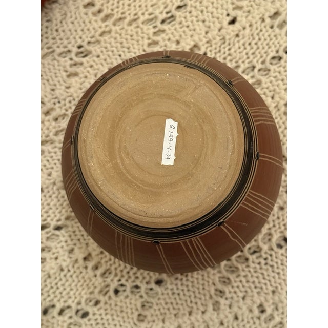 1980s Kenneth Allen Fine Stoneware Pottery Vase Scraffrito Design 11" Signed & Dated For Sale In Baltimore - Image 6 of 15