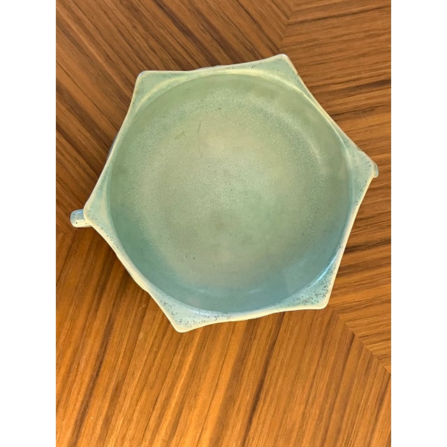 Ceramic Vintage Roseville Bleeding Heart Handled Bowl Signed 379–6 Estate Find For Sale - Image 7 of 14