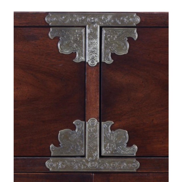 Henredon Vintage 1970s Henredon Chinoiserie Campaign Bachelor's Chest / Cabinet With Brass Hardware For Sale - Image 4 of 8