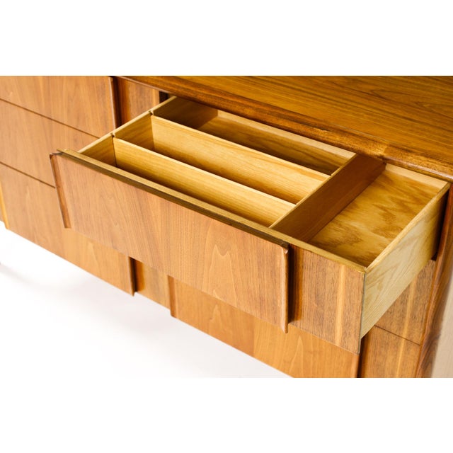 Wood 1960s Danish Modern Mid Century Walnut Low Dresser — Barney Flagg for Drexel Parallel — 6 Drawers For Sale - Image 7 of 9