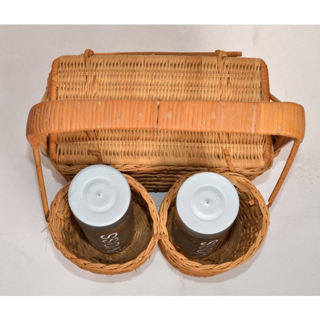 1950s French Bamboo Wicker 2 Wine Bottle Picnic Basket Bohemian Chic Mid-Century For Sale In Miami - Image 6 of 16