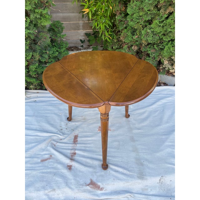 Ethan Allen Late 20th Century Ethan Allen Heirloom Nutmeg Maple Trefoil Drop Leaf Table, Model #0871 For Sale - Image 4 of 11