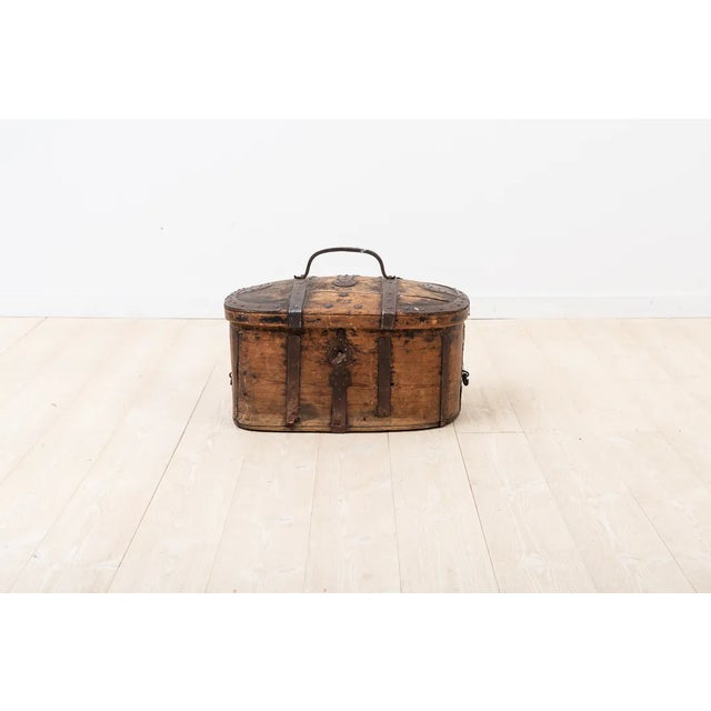 Wood 18th-Century Swedish Pine Travel Trunk For Sale - Image 7 of 7