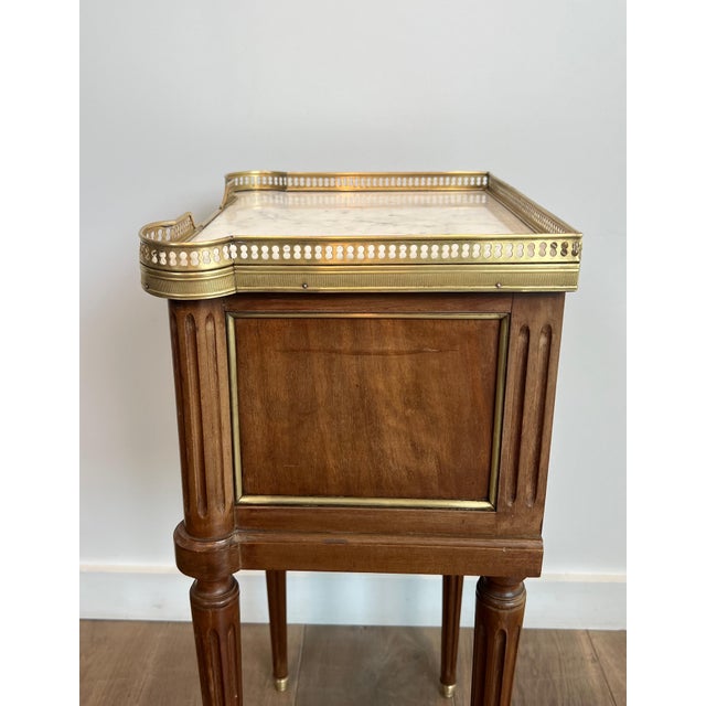 1940s Pair of wood and brass side tables with Carrara marble tops in the style of Maison Jansen For Sale - Image 9 of 12