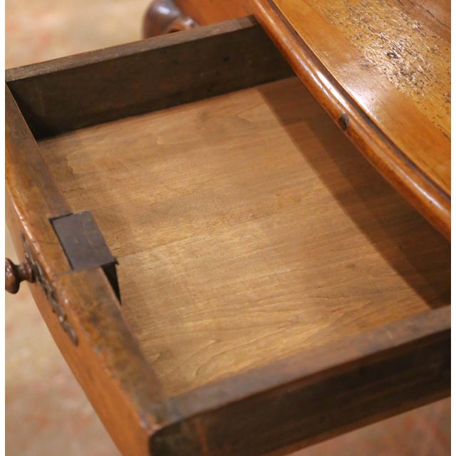 18th Century French Louis XV Walnut Bow-Front Side Table Desk With Drawer For Sale - Image 10 of 17