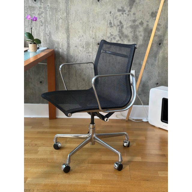 EA335 Eames Task Chair Black mesh upholstery Manual lift mechanism Good condition with general use. Has light scratches on...