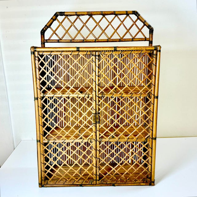 1970s 1970s Vintage Coastal Boho Chic Chippendale Wicker Split Bamboo Wall Mounted 3-Shelf Cabinet For Sale - Image 5 of 12