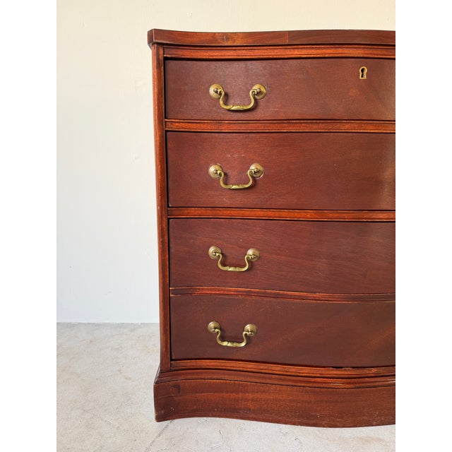 Traditional Vintage Serpentine-Front Mahogany Three-Drawer Nightstand / Bachelor’s Chest For Sale - Image 3 of 12