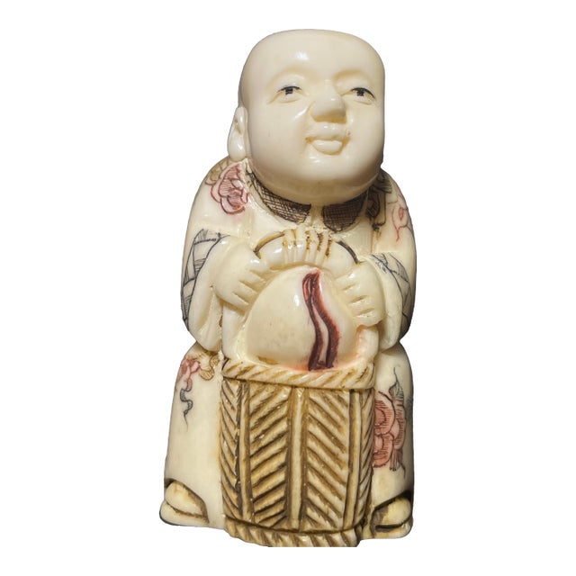 19th Century Japanese Carved Netsuke Women With a Basket Meiji Era For Sale