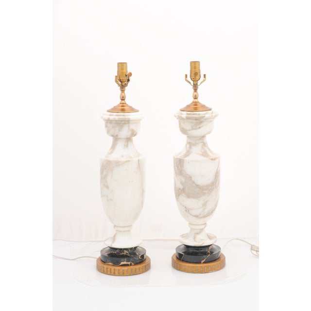 Neoclassical Pair of Exquisite 1930s Italian Marble Urns For Sale - Image 3 of 11