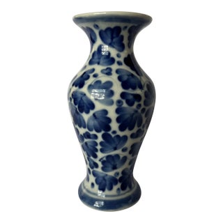 Blue and White Chinese Export Porcelain Vase For Sale