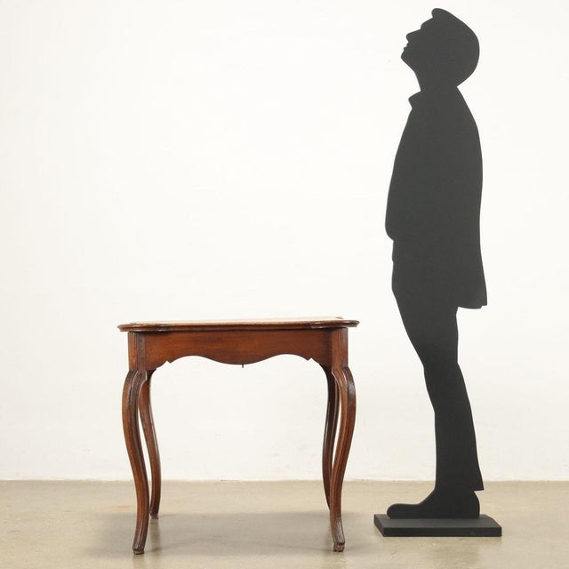 Baroque coffee table supported by wavy legs, in walnut, the top is decorated with phytomorphic maple inlays. The mechanism...