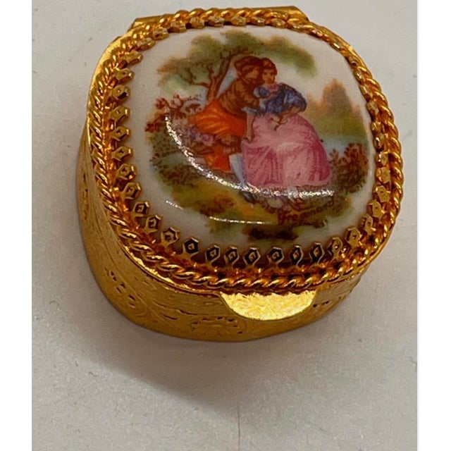 French Vintage Italian Porcellane Limoges Pill Box Gold Florentine Fragonard Courting For Sale - Image 3 of 12