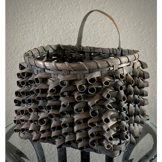Mid 20th-Century Ash Splint Curly Weave Basket Wall Pocket in the Manner of Woodland Basket Makers of the Late 1800s For Sale - Image 16 of 18