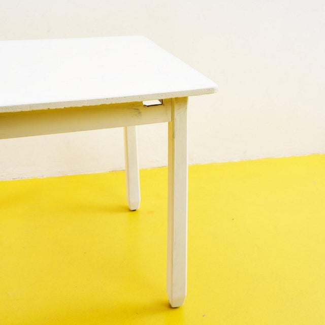 Discover the elegance of this white table with a simple design, perfect for adding a modern touch to your spaces. Crafted...