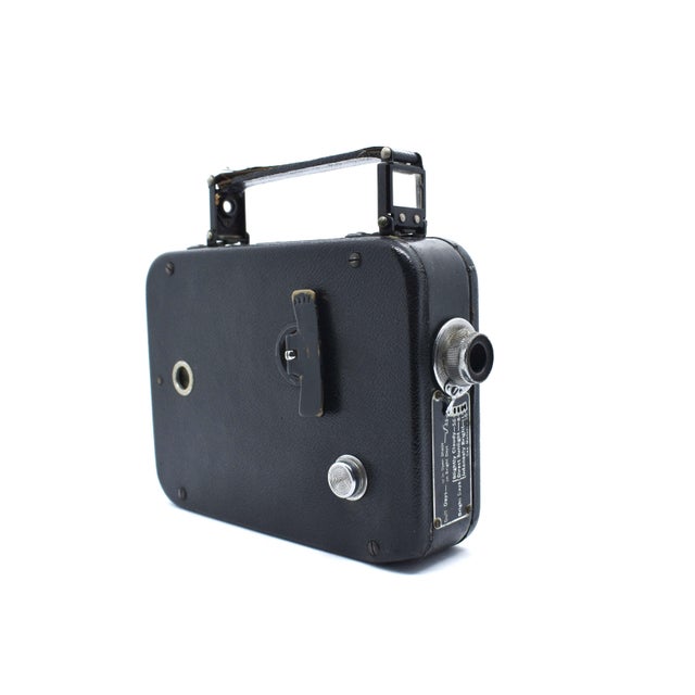 This Cine-Kodak Eight Model 20 is a classic piece of cinematic history, manufactured by the Eastman Kodak Co. in...