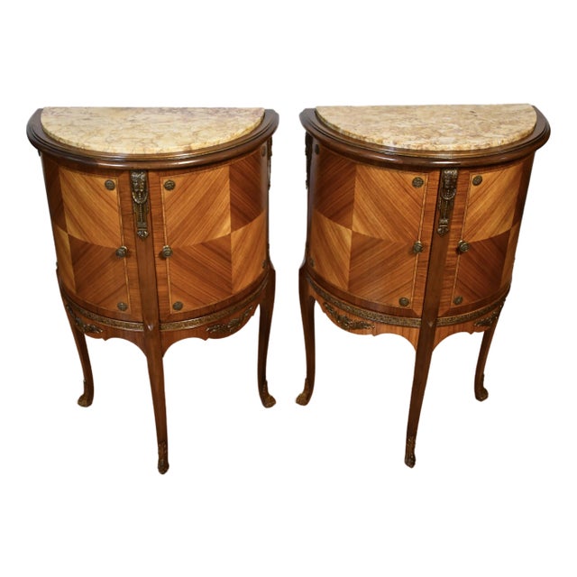 1930s French Louis XV Satinwood & Marble Top Pair Nightstands / Bedside Tables For Sale