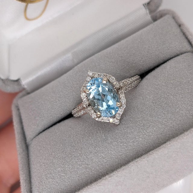 Metal 1.8ct Aquamarine Ring with Earth Mined Diamonds in Solid 14k Gold Oval 9x7mm For Sale - Image 7 of 8