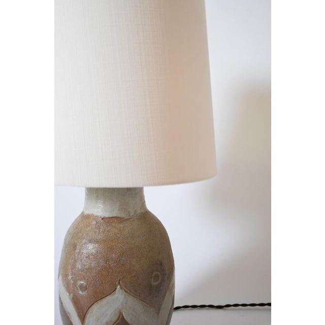 Beige and White Geometric Pattern Ceramic Table Lamp, 1960s For Sale - Image 4 of 5
