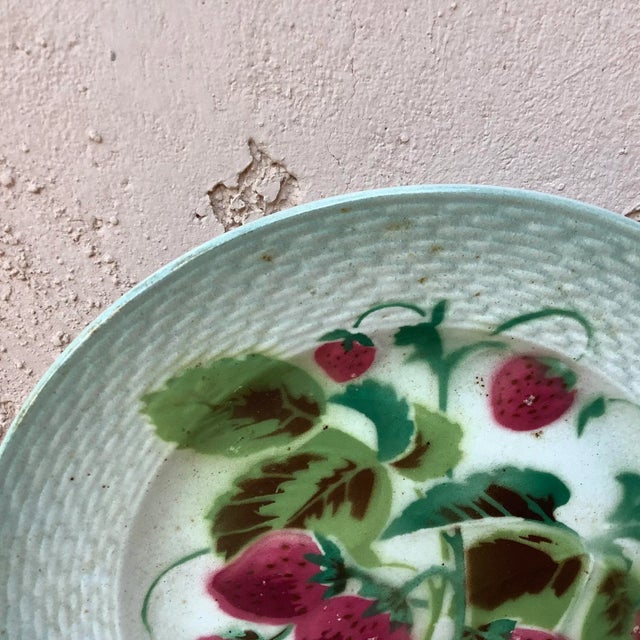 French Country 1920s Saint Amand French Majolica Strawberries Plate For Sale - Image 3 of 6