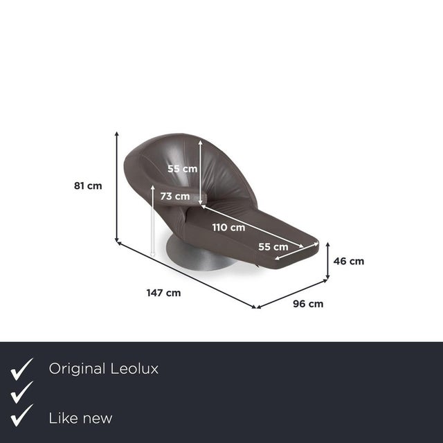 The Leolux Parabolica is a true design statement, instantly catching the eye with its curved silhouette. The gray leather...