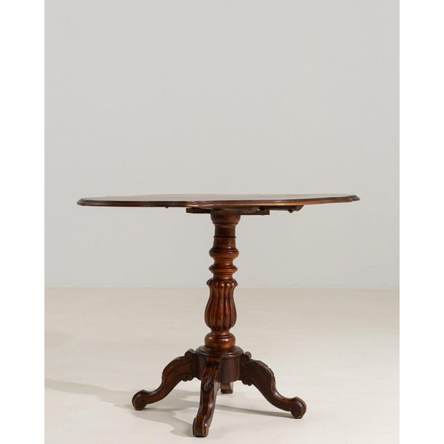 Chestnut 1880-1889 United Kingdom Rich Mahogany Tilt-Top Pedestal Table For Sale - Image 8 of 11