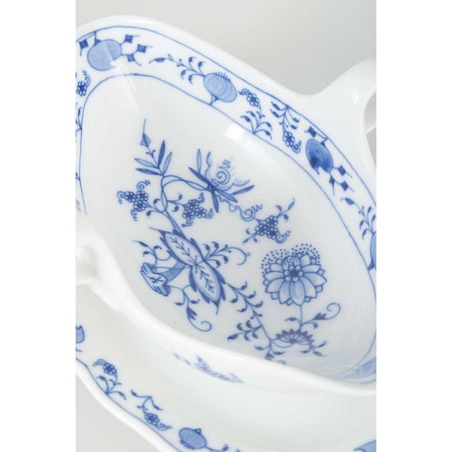 Zwiebelmuster Porcelain Sauce Boat with Attached Stand from Meissen, Early 20th Century For Sale - Image 3 of 5