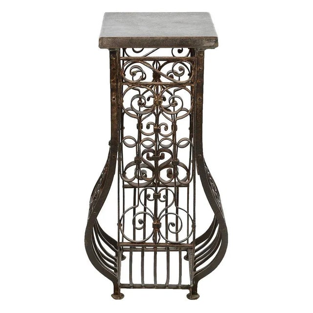 This 81 cm-high wrought-iron pedestal is a work of craftsmanship that combines functionality and aesthetics. Its wrought...