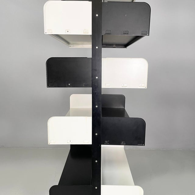 1970s Italian Modern Modular Black and White Bookcase from Lips Vago, 1970s For Sale - Image 5 of 18