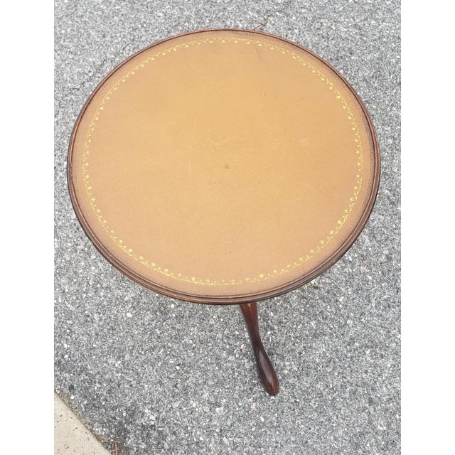 Queen Anne 1950s Baker Furniture Mahogany and Tooled Leather Stinciled Top Custom Candle Stand For Sale - Image 3 of 8