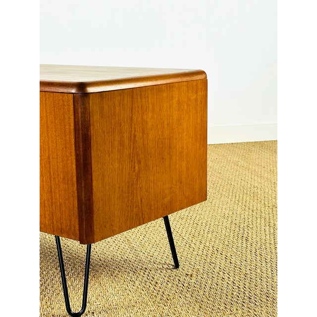Low Scandinavian Teak Sideboard with 4 Doors and Hairpin Legs, 1960 For Sale - Image 10 of 17