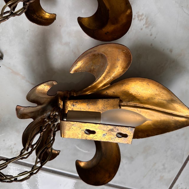 Metal Vintage Gilt Metal Fleur De Lys Sconces Light Fixture – Hollywood Regency Salvador Italy For Sale - Image 7 of 14