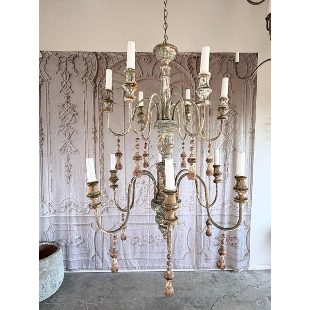 Mid 20th Century Mediteranean Style Italian Painted & Parcel Gilt Wood 12-Light Chandelier For Sale In Los Angeles - Image 6 of 7