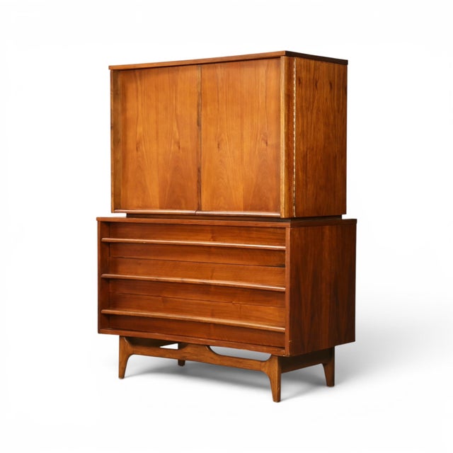 1960s Young Manufacturing Concave Vintage Mid Century Modern Highboy Dresser C. 1960s, Attrbuted For Sale - Image 5 of 12