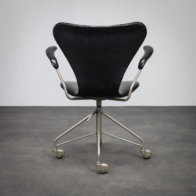 Fritz Hansen Model 3217 First Edition Office Chair by Arne Jacobsen for Fritz Hansen, 1950s For Sale - Image 4 of 12
