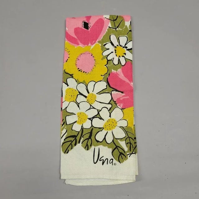 Cheerful 1970's Vera hand or tea towel featuring a plethora of flowers. Opens to about 15.5" x 27" As pictured about 6" x 14"