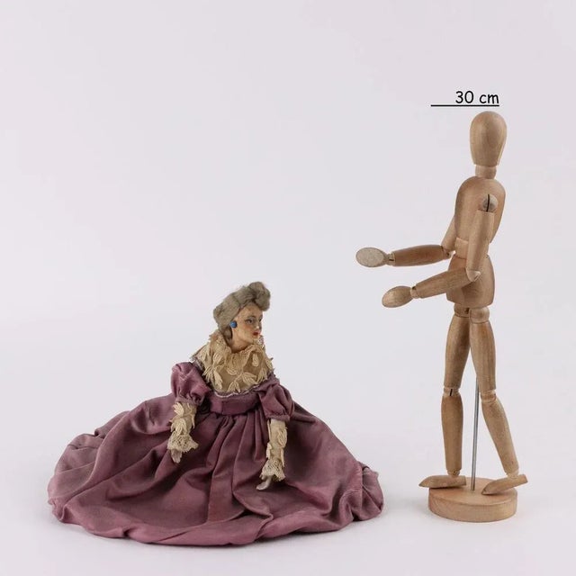Figure of a lady with face and bust in painted wood and porcelain hands. Wire structure covered with satin, lace and...