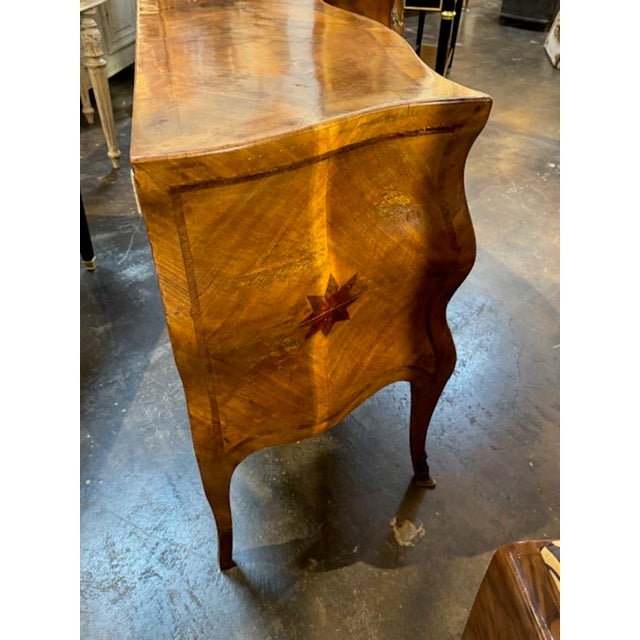 Pair of 19th Century Italian Bombe' Shaped Walnut Commodes For Sale - Image 11 of 12